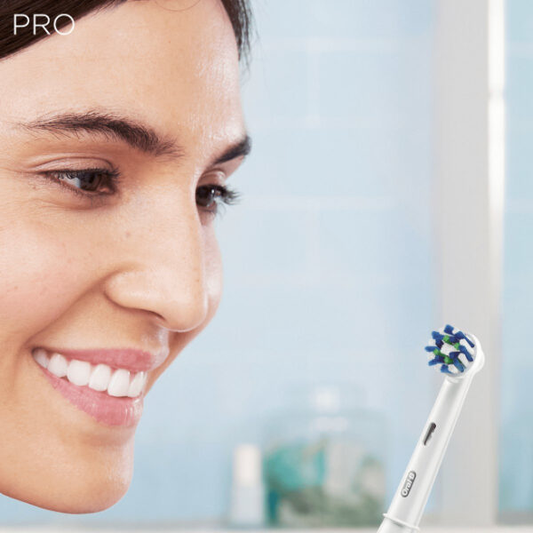 Oral B Pro 700 CrossAction - Electric Toothbrush